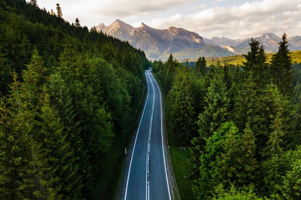 Najpiękniejsze szlaki w Tatrach Słowackich - droga w Tatry