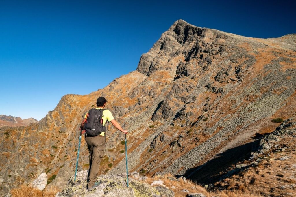 Szlak na Krywań - turysta pod szczytem podczas podejścia